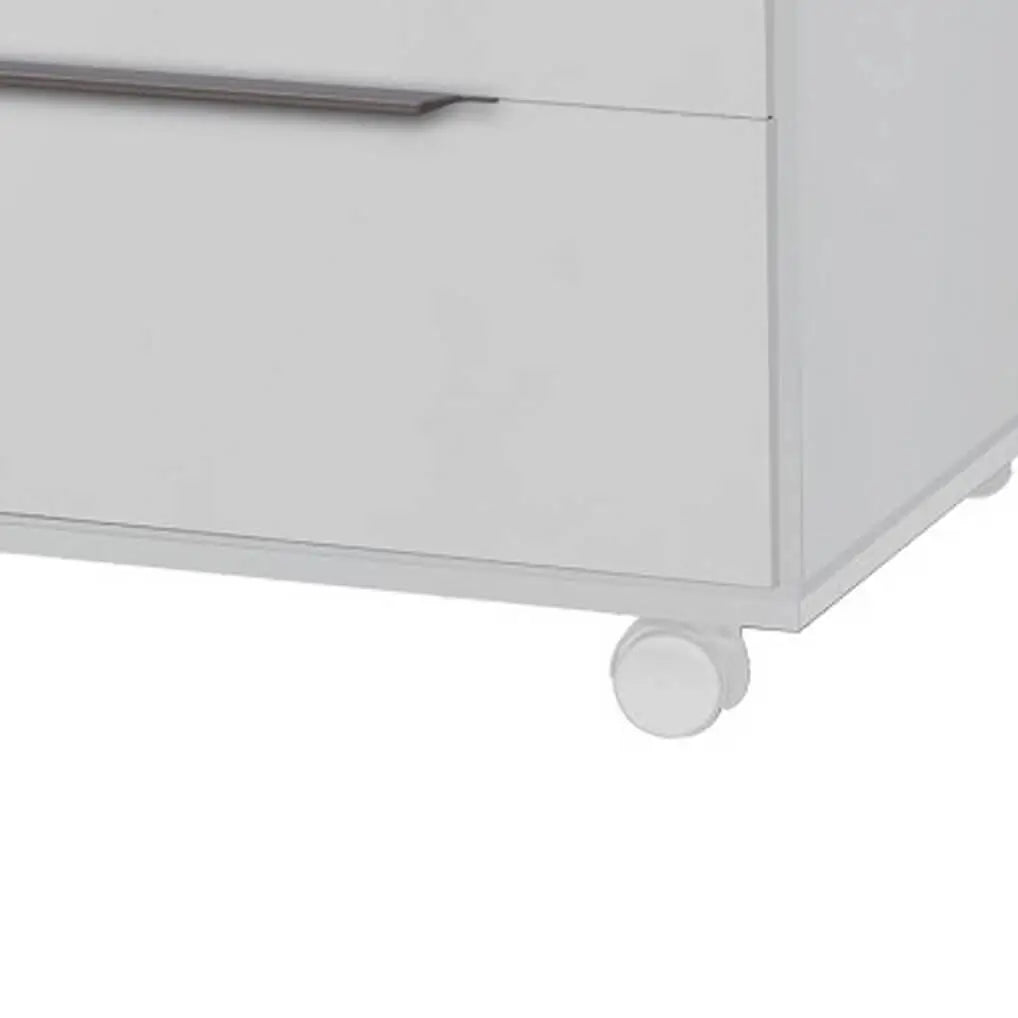 Cômoda Athenas 8 Gavetas com Rodízios Rud Rack — Branco — Detalhe dos rodízios e da base. Objetos decorativos não inclusos.