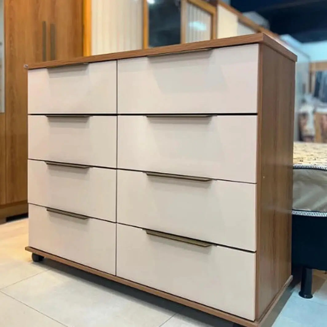 Cômoda Athenas 8 Gavetas com Rodízios Rud Rack — Cedro Areia — Vista adicional do produto. Objetos decorativos não inclusos.