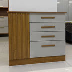Cômoda Guarani Ripado 4 Gavetas 1 Porta Tcil — Cinamomo Off White — Vista adicional do produto. Objetos decorativos não inclusos.