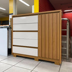 Cômoda Duetto Sapateira 5 Gavetas 1 Porta Albatroz — Cinamomo Off White — Vista adicional do produto. Objetos decorativos não inclusos.