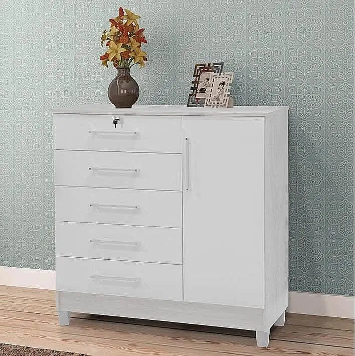 Cômoda Vitória 5 Gavetas 1 Porta Rud Rack — Branco — Vista adicional do produto. Objetos decorativos não inclusos.